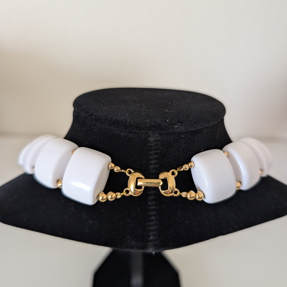 Elegant Vintage Napier Gold & White Chunky Lucite Necklace - Picture 2 of 3